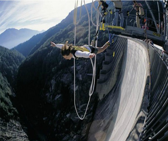 Bond-bungee-jump-goldeneyeBIG