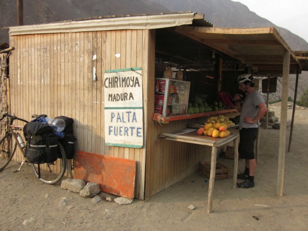 Peru-Cherimoya-Madura-web cherimoya stand